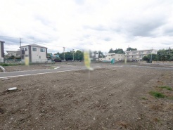現地ご見学の際、スタッフが様々なご質問に対応いたします、周辺環境、前面道路、建築可能な建物について、ぜひご相談ください。