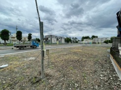 土地物件にはご確認頂くポイントがたくさんございます、土地だけのご見学の際もご遠慮せず、ぜひお気軽に担当スタッフにお申しつけくださいませ。
