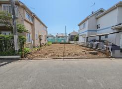 閑静な住宅街の一角にあり、理想の住まいをゼロから描ける広々とした敷地です。周囲との調和を大切にしながら、自分たちらしいライフスタイルを実現するためのキャンバスとしてご検討ください。(建築条件付売地)