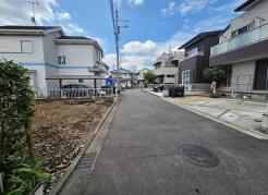 安心して暮らすことのできる住宅街。 住宅地の道路は一般に交通量が少なく車などの騒音が少ないため、住民にとって静かな生活環境が提供されます。
