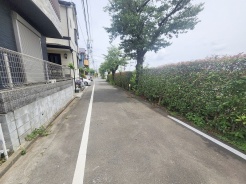 安心して暮らすことのできる住宅街。 住宅地の道路は一般に交通量が少なく車などの騒音が少ないため、住民にとって静かな生活環境が提供されます。
