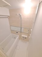 一日の疲れを癒してくれるゆったりとしたバスルームです。
