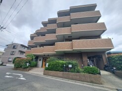 実際に室内をご見学頂くと生活のイメージが広がると思います。家具を置いたイメージや窓からの景色など。