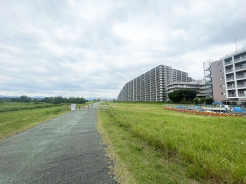 空を広く仰ぐのどかな風景のそばにあり、水と緑の眺望が日常に心地よい潤いと開放感をもたらしてくれます