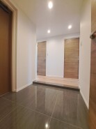 明るく広々とした玄関は、家に入る瞬間から心地よい居心地を感じさせます。シューズインクローゼットも完備して収納もタップリ。