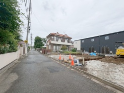 安心して暮らすことのできる住宅街。 住宅地の道路は一般に交通量が少なく車などの騒音が少ないため、住民にとって静かな生活環境が提供されます。