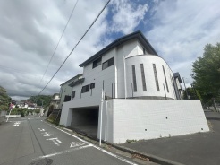 周辺の街並みの中で適度な主張、生活に溶け込むシンプルなデザインの外観が魅力の一戸建です。