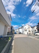 周辺は住宅が建ち並ぶ閑静な住宅街です。