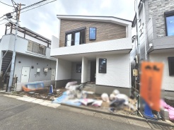 周辺の街並みの中で適度な主張、生活に溶け込むシンプルなデザインの外観が魅力の一戸建です。