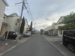安心して暮らすことのできる住宅街。 住宅地の道路は一般に交通量が少なく車などの騒音が少ないため、住民にとって静かな生活環境が提供されます。