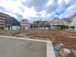 現地ご見学の際、スタッフが様々なご質問に対応いたします、周辺環境、前面道路、建築可能な建物について、ぜひご相談ください。