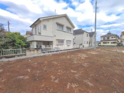 土地物件にはご確認頂くポイントがたくさんございます、土地だけのご見学の際もご遠慮せず、ぜひお気軽に担当スタッフにお申しつけくださいませ。