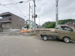 安心して暮らすことのできる住宅街。 住宅地の道路は一般に交通量が少なく車などの騒音が少ないため、住民にとって静かな生活環境が提供されます。