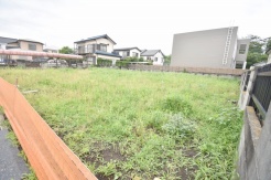 現地ご見学の際、スタッフが様々なご質問に対応いたします、周辺環境、前面道路、建築可能な建物について、ぜひご相談ください。