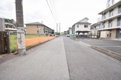 安心して暮らすことのできる住宅街。 住宅地の道路は一般に交通量が少なく車などの騒音が少ないため、住民にとって静かな生活環境が提供されます。