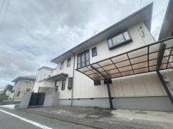 周辺の街並みの中で適度な主張、生活に溶け込むシンプルなデザインの外観が魅力の一戸建です。
