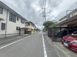 安心して暮らすことのできる住宅街。 住宅地の道路は一般に交通量が少なく車などの騒音が少ないため、住民にとって静かな生活環境が提供されます。