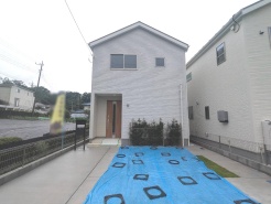 建物が完成しましたので室内のご見学予約スタート。当日のご見学予約も大歓迎です。お気軽にご連絡ください。エステート白馬国分寺店は火曜水曜も営業しております。