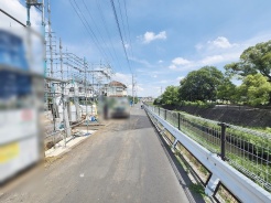 安心して暮らすことのできる住宅街。 住宅地の道路は一般に交通量が少なく車などの騒音が少ないため、住民にとって静かな生活環境が提供されます。