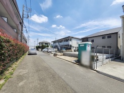 安心して暮らすことのできる住宅街。 住宅地の道路は一般に交通量が少なく車などの騒音が少ないため、住民にとって静かな生活環境が提供されます。