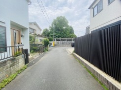 周辺は住宅が建ち並ぶ閑静な住宅街です。