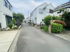 周辺は住宅が建ち並ぶ閑静な住宅街です。