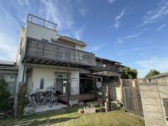 周辺の街並みの中で適度な主張、生活に溶け込むシンプルなデザインの外観が魅力の一戸建です。