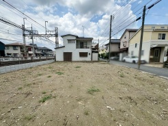現地ご見学の際、スタッフが様々なご質問に対応いたします、周辺環境、前面道路、建築可能な建物について、ぜひご相談ください。