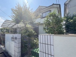 周辺の街並みの中で適度な主張、生活に溶け込むシンプルなデザインの外観が魅力の一戸建です。