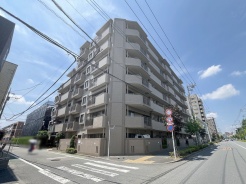 周辺の街並みの中で適度な主張、生活に溶け込むシンプルなデザインの外観が魅力の建物です。