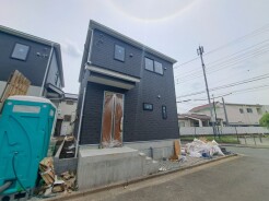 建物が完成しましたので室内のご見学予約スタート。当日のご見学予約も大歓迎です。お気軽にご連絡ください。エステート白馬国分寺店は火曜水曜も営業しております。