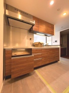 お料理をしながらリビングの家族やゲストとの会話が楽しめるカウンタータイプのキッチン。毎日のお料理を楽しく快適に。