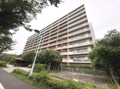 周辺の街並みの中で適度な主張、生活に溶け込むシンプルなデザインの外観が魅力のマンションです。