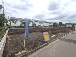 建築条件なしの敷地。弊社グループ「白馬建設」にて建物プランをご提案できます。実際の陽当たりやサイズ感を現地でお確かめください。