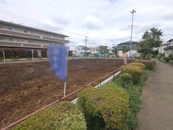 現地ご見学の際、スタッフが様々なご質問に対応いたします、周辺環境、前面道路、建築可能な建物について、ぜひご相談ください。
