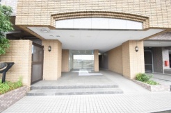 周辺の街並みの中で適度な主張、生活に溶け込むシンプルなデザインの外観が魅力のマンションです。