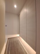 玄関は家の第一印象を左右する重要な場所。ほどよい広さとスタイリッシュな色遣いが印象的です。