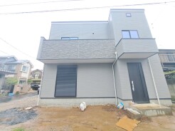 建物が完成しましたので室内のご見学予約スタート。当日のご見学予約も大歓迎です。お気軽にご連絡ください。エステート白馬国分寺店は火曜水曜も営業しております。