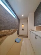 明るく広々とした玄関は、家に入る瞬間から心地よい居心地を感じさせます。