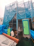 現在建物を建築中です、建築中の物件については現地確認の他、同施工会社の完成施工例のご案内、担当者のプレゼンテーションにてご検討ください。適切なご検討の方法をご説明させて頂きます。