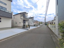 安心して暮らすことのできる住宅街。 住宅地の道路は一般に交通量が少なく車などの騒音が少ないため、住民にとって静かな生活環境が提供されます。