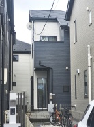 周辺の街並みの中で適度な主張、生活に溶け込むシンプルなデザインの外観が魅力の一戸建です。