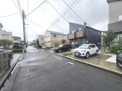 周辺は住宅が建ち並ぶ閑静な住宅街です。