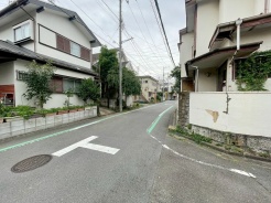安心して暮らすことのできる住宅街。 住宅地の道路は一般に交通量が少なく車などの騒音が少ないため、住民にとって静かな生活環境が提供されます。