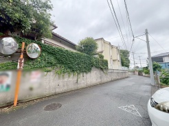 安心して暮らすことのできる住宅街。 住宅地の道路は一般に交通量が少なく車などの騒音が少ないため、住民にとって静かな生活環境が提供されます。