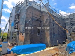 周辺の街並みの中で適度な主張、生活に溶け込むシンプルなデザインの外観が魅力の一戸建です。