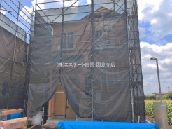 現在建物を建築中です、建築中の物件については現地確認の他、同施工会社の完成施工例のご案内、担当者のプレゼンテーションにてご検討ください。適切なご検討の方法をご説明させて頂きます。