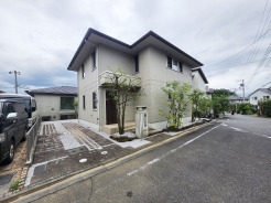 大和ハウス施工の確かな構造が安心感を育む、落ち着いた佇まいの住まい。街並みに調和する穏やかな外観です
