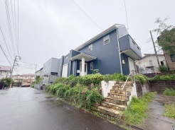 周辺の街並みの中で適度な主張、生活に溶け込むシンプルなデザインの外観が魅力の一戸建です。