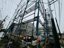 現在建物を建築中です、建築中の物件については現地確認の他、同施工会社の完成施工例のご案内、担当者のプレゼンテーションにてご検討ください。適切なご検討の方法をご説明させて頂きます。